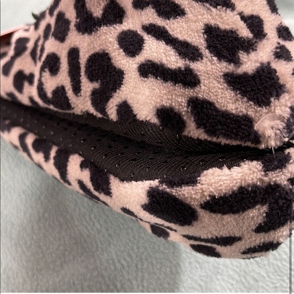 ISAAC MIZRAHI Sherpa Leopard Slippers - Picture 5 of 8